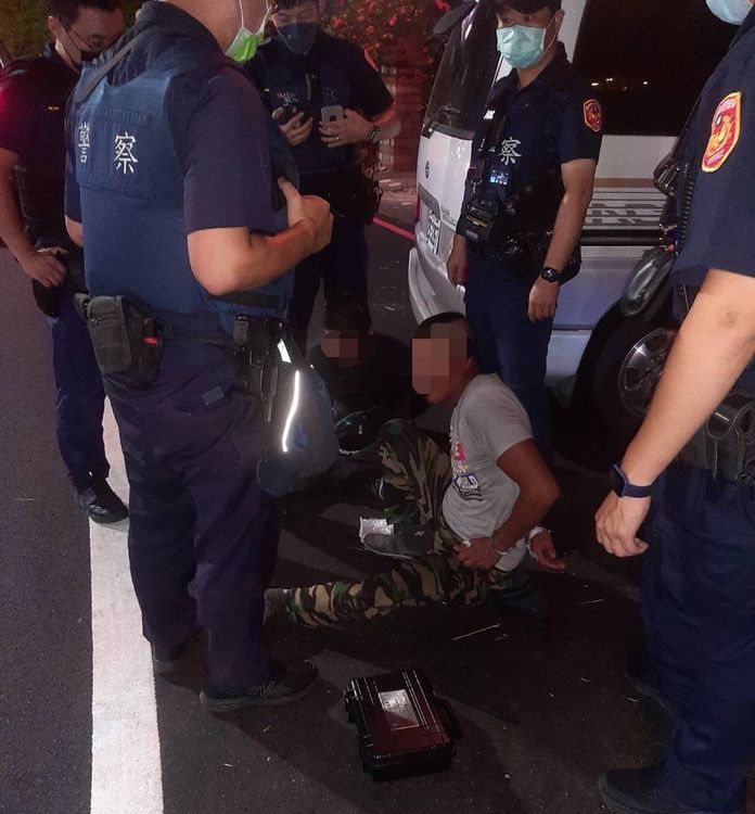 警民合力逮捕到逃逸移工。民眾提供