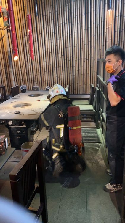 消防人員檢視起火點。民眾提供