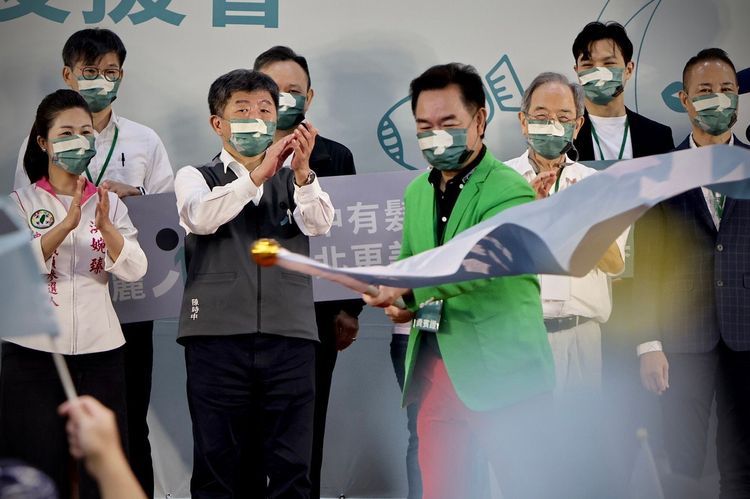陳時中（左2）強調絕對沒有擋疫苗。林林攝