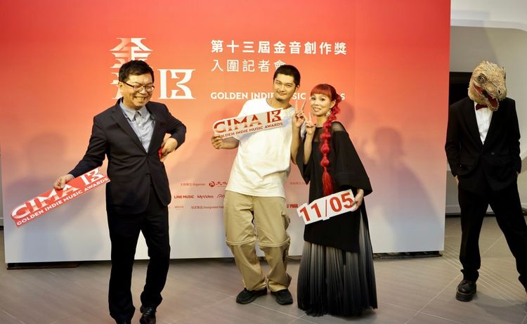 許哲珮與LEO王（左二）俏皮合照。林林攝