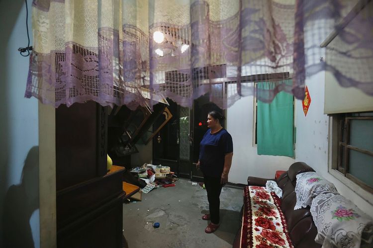 陳媽媽無奈地看著震災後的家。林林攝