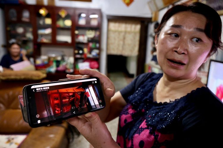 陳小姐手機裡保存著家中震後情形的照片。林林攝