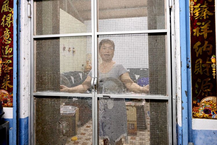 汪小姐重現地震當下拉門晃動情形。林林攝