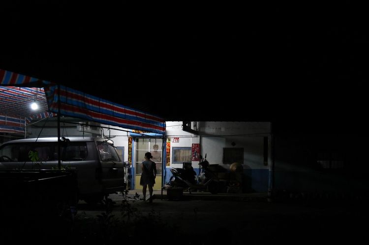 汪小姐家後方原本亮著路燈的地方，現在是一片漆黑。林林攝