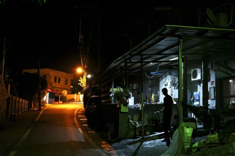 高寮社區民宅外觀未受明顯損害。林林攝