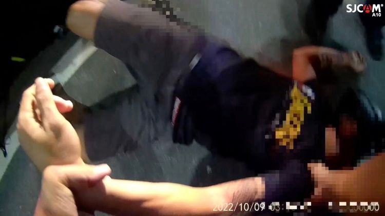 格姓移工假裝癱倒。讀者提供