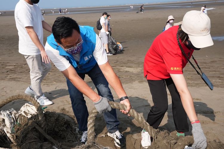 林耕仁與民眾淨灘。林耕仁競辦提供