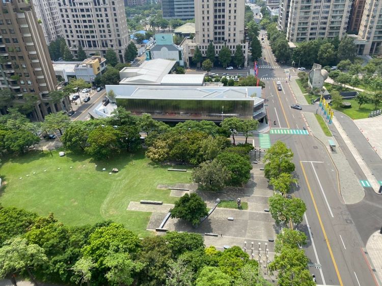 觀察中古高指名豪宅，共通點都是朝南面園道第一排，以及角地雙棟距優勢。王鈞生攝