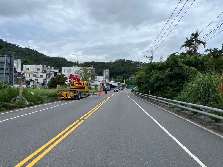 台9線346公里處今天中午發生一起車禍，導致路邊電線桿毀損。翻攝畫面