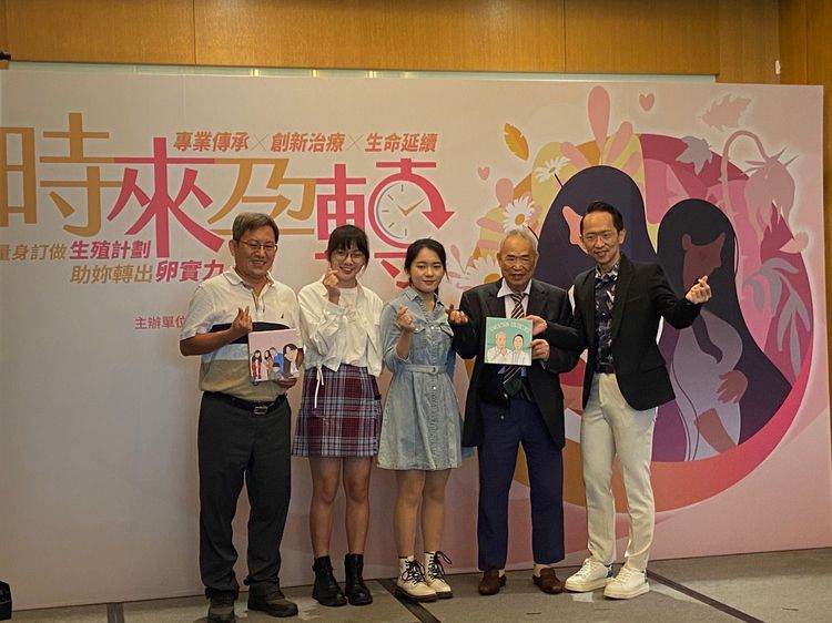 李茂盛醫師與16歲雙胞胎試管寶寶姊妹高子蕎、高子璨合影。曾雪蒨攝