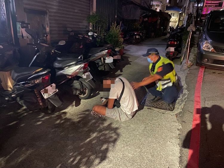 警員上前關切，男子才恢復清醒。警方提供