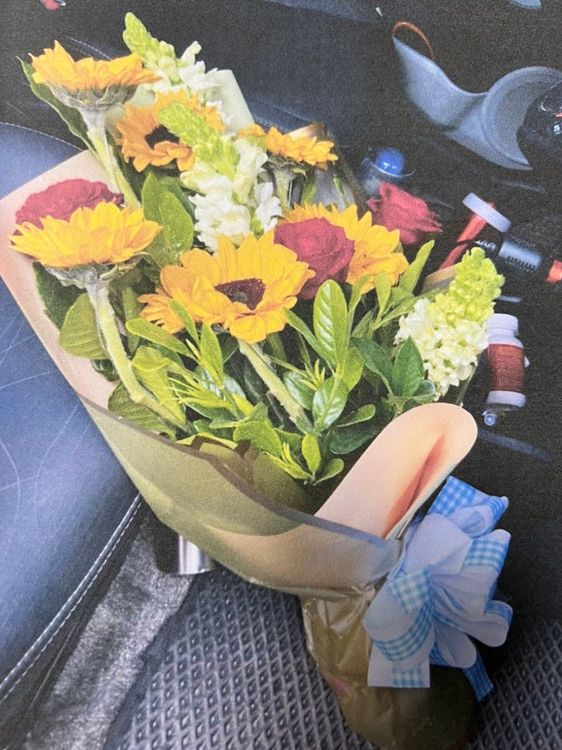 已婚清潔隊班長送花給女隊員表達愛意。翻攝照片