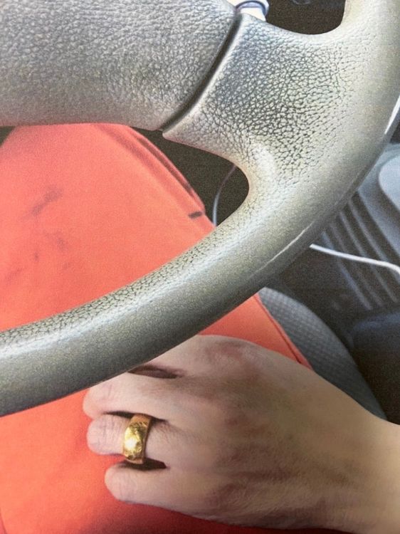 宜蘭一名清潔隊班長趁女隊員開車時，伸狼爪摸女隊員大腿性騷擾，女隊員機警用手機蒐證拍下。翻攝照片