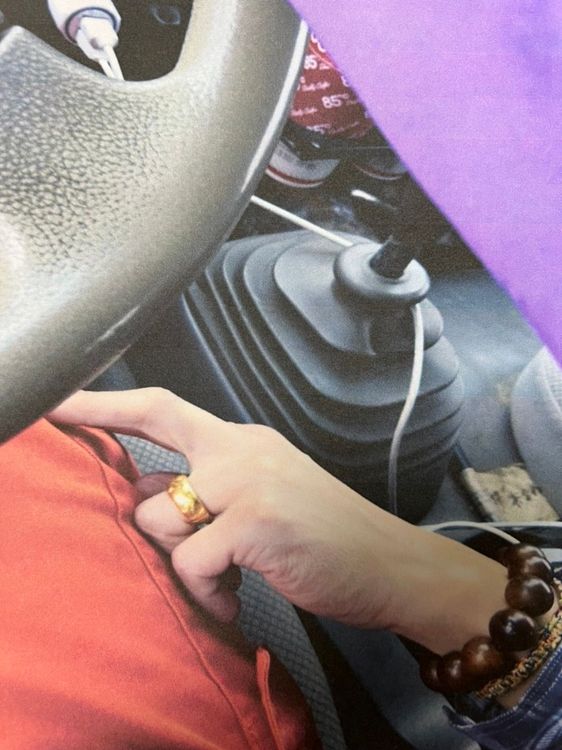 已婚清潔隊班長趁女隊員開車之際，竟伸狼爪撫摸、摳大腿內側，被女隊員用手機蒐證，儘管班長否認，但手指的金戒指和佛珠全漏餡。翻攝照片