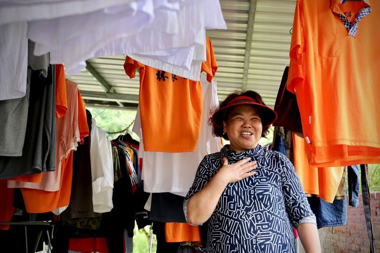 巫瑞娥回憶，當天從家裡拿出許多衣物讓受困旅客換洗。林林攝