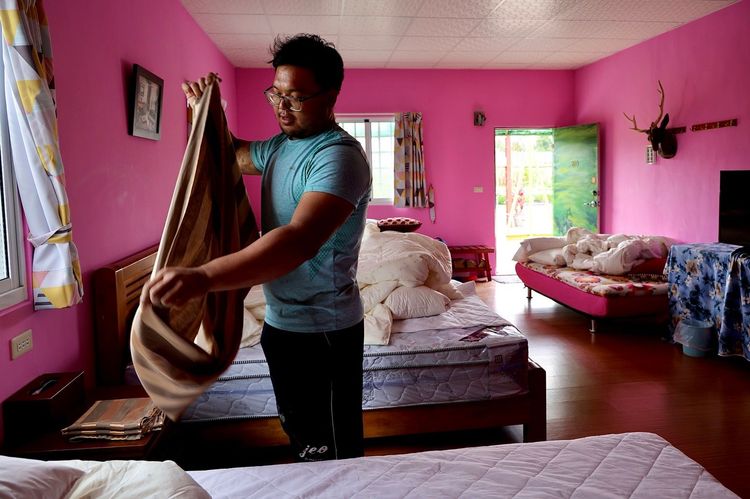 林信全帶著《壹蘋》走進民宿房間內。林林攝