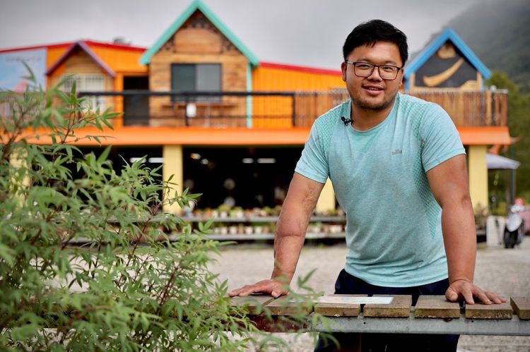 林家園的工作人員溫暖接濟受困旅客。林林攝