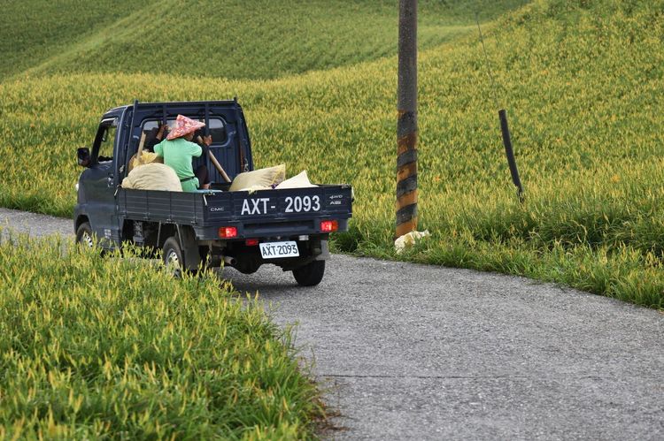 林信全和妹妹用了三趟車才將60多人數接回民宿。林林攝