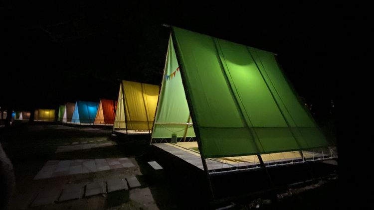 園區內的山屋帳棚入夜後五彩繽紛。孫英哲攝