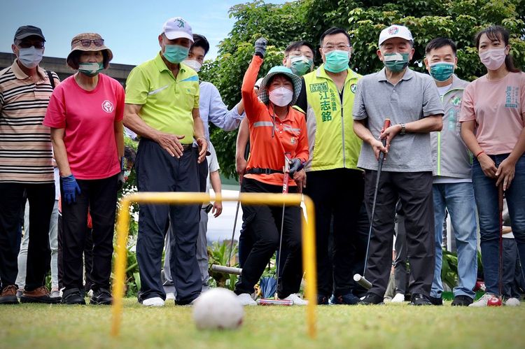 陳時中體驗槌球。林林攝