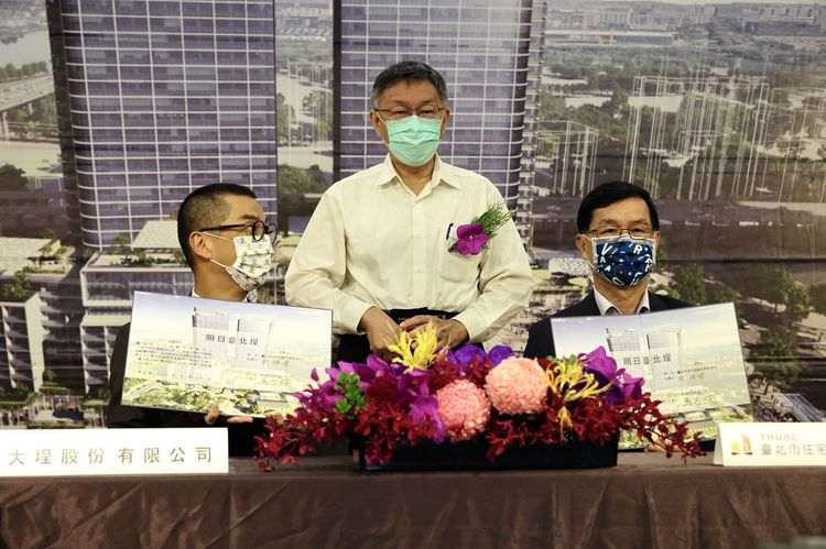 柯文哲(中)出席「台北車站特定專用區E1E2街廓公辦都市更新案」出資契約簽約典禮。林林攝