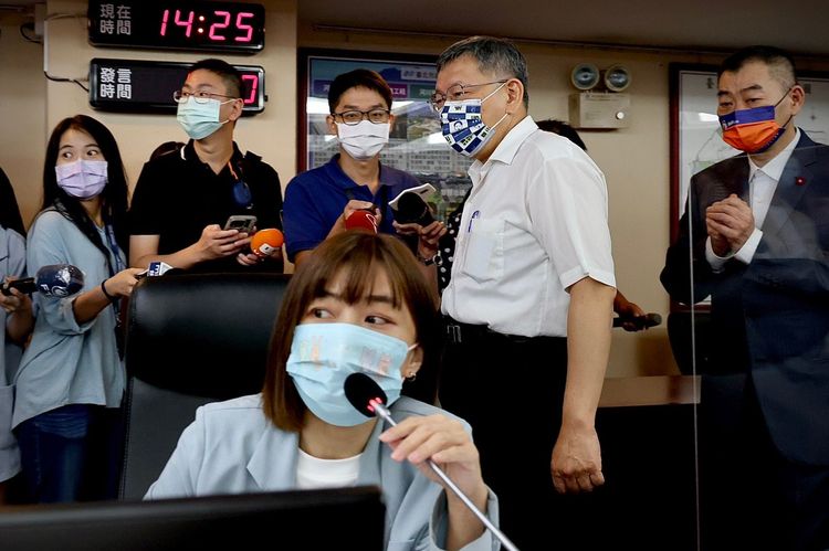 林穎孟看柯文哲很不爽。林林攝