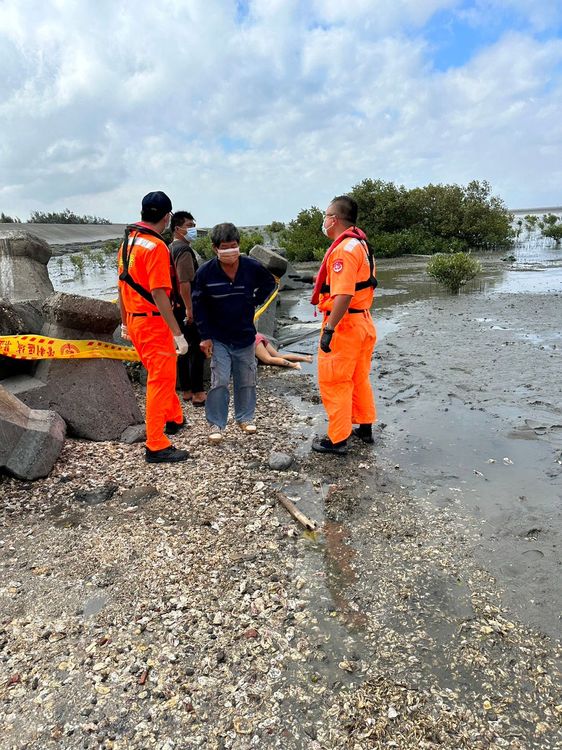 漁民發消波塊卡著一具屍體，立即通報海巡官兵到場。民眾提供
