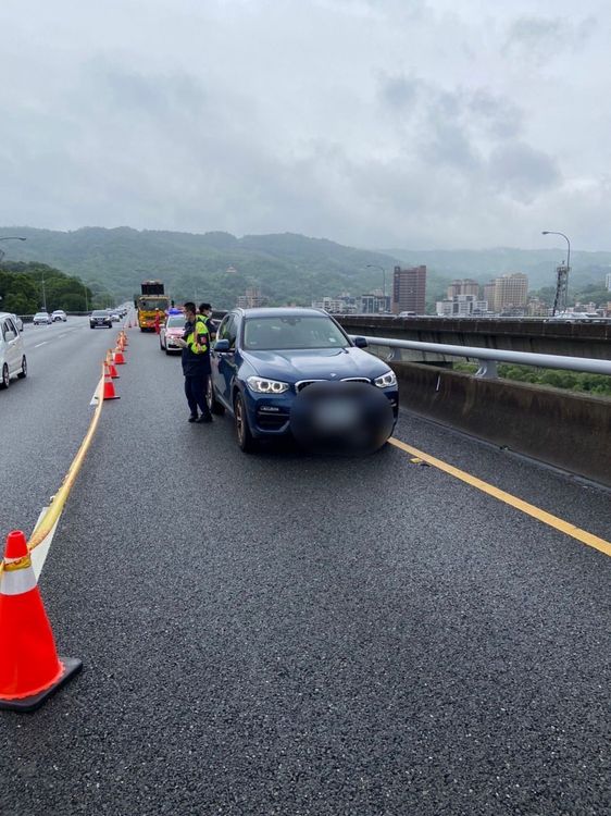 男子的BMW車停在國道3號上。翻攝畫面