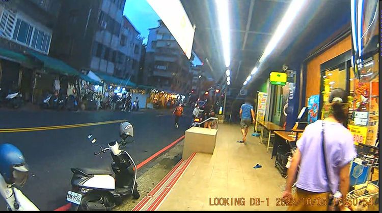 沈男假意配合警方盤查，卻趁機脫鞋狂逃。翻攝畫面