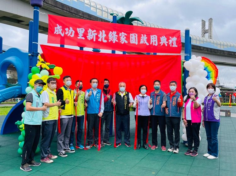 綠地上設有體健設施與兒童遊樂場，大小朋友都可來此運動。區公所提供