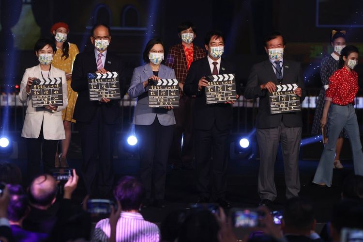 蔡、賴、游三巨頭今晚現身國慶光雕點燈儀式。林林攝