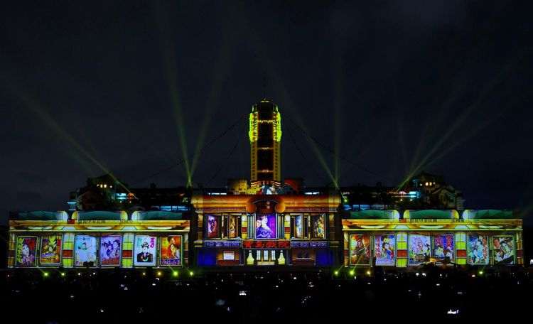 總統府國慶光雕展演重現25部台灣經典電影。林林攝