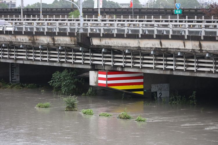 蘭陽溪水位高過警戒值，公路總局不排除封路。縣府提供