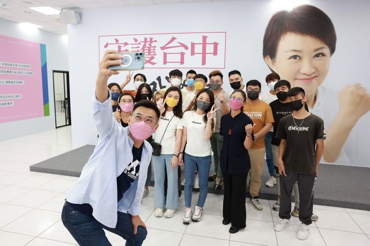 江啟臣與捐款領取五色燕子口罩的燕粉們合影。盧秀燕競選總部提供