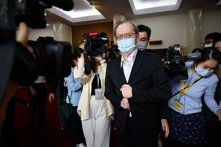 謝曉星今天到立法院院會備詢，現場媒體堵訪詢問性騷事件。林林攝