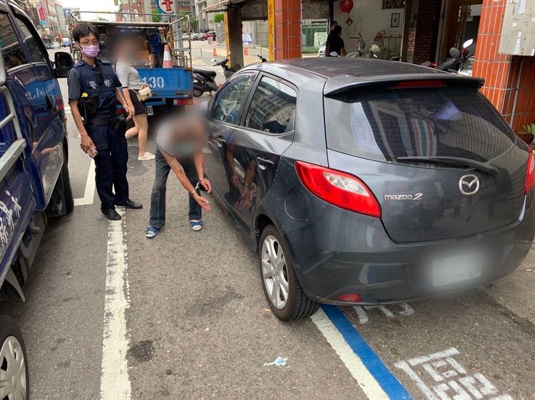 陳男逃跑時，還將竊取的皮包棄置路邊。警方提供