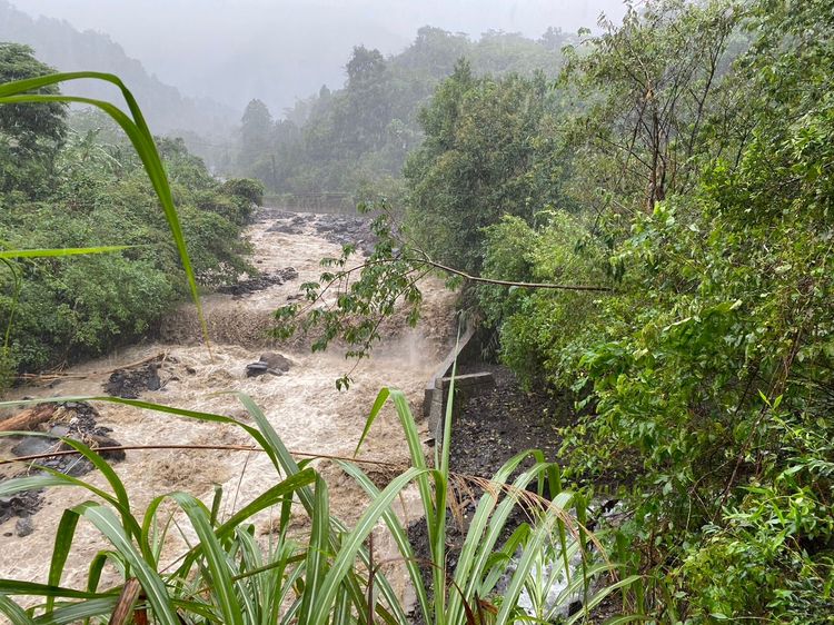 山區降起超大豪雨，宜蘭縣大同鄉多條溪流山洪爆發。縣府提供