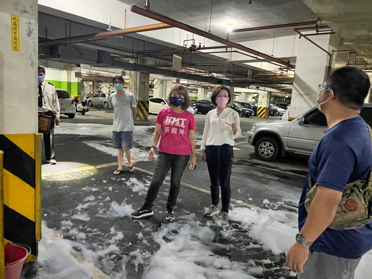 國民黨屏東市長參選人周佳琪在地震第一時間到災區關切。周佳琪團隊提供