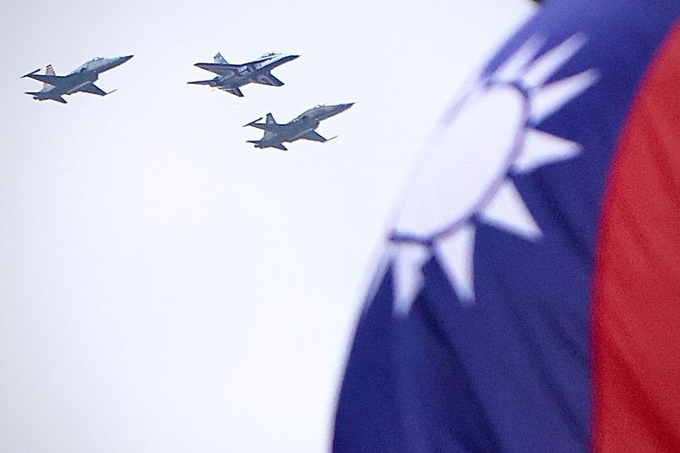 勇鷹高教機及F-5型機衝場。林林攝