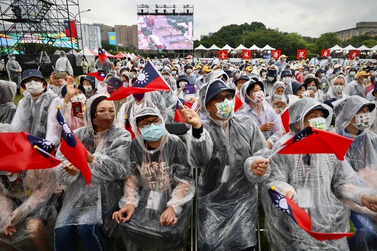即便陰雨綿綿，但總統府前廣場匯聚大量民眾，熱情參與國慶盛典。林林攝