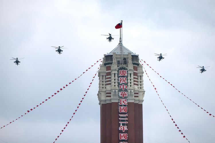 「陸航AH-64E空中分列式」5架AH-64E「阿帕契」攻擊直升機編隊接續飛越總統府上空。林林攝