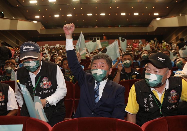 陳時中（中）直言，自己當市長不會每天與中央鬧脾氣。陳明中攝