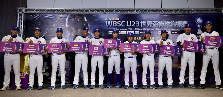 U23世界盃外隊無法出席，由台灣投手舉牌代替。  林林攝