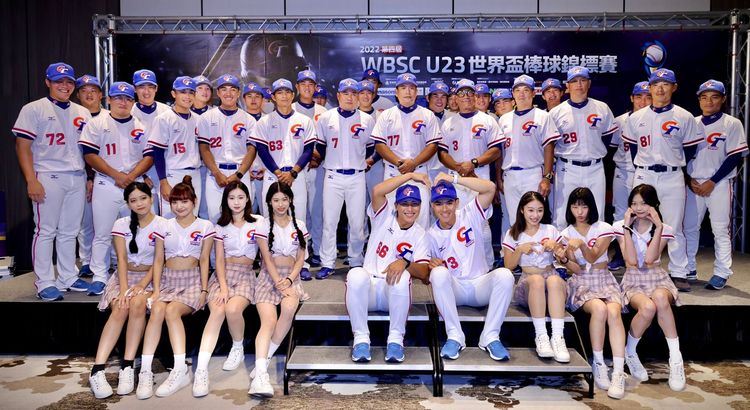 U23世界盃台灣隊與CT Girls合影。  林林攝