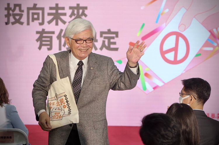 李進勇現場背著好公民帆布包，走起台步。林林攝