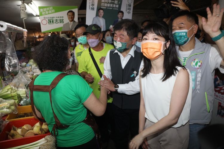 高嘉瑜（右2）今天陪陳時中（右3）掃市場。陳明中攝