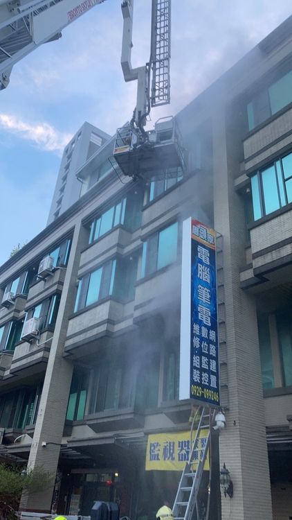 雲梯車升梯救下受困民眾。民眾提供