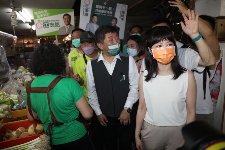 高嘉瑜（右）說，歌聲交給他，陳時中負責提政見就好。陳明中攝