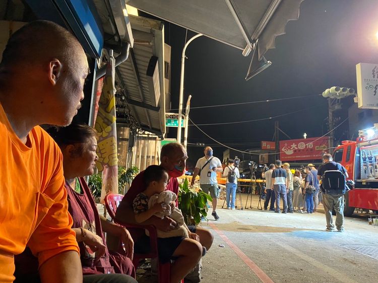 居民無電可用待在屋外。攝影中心攝