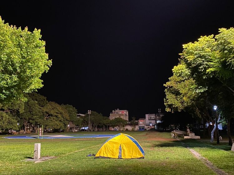 當地居民搭帳篷休息。攝影中心攝